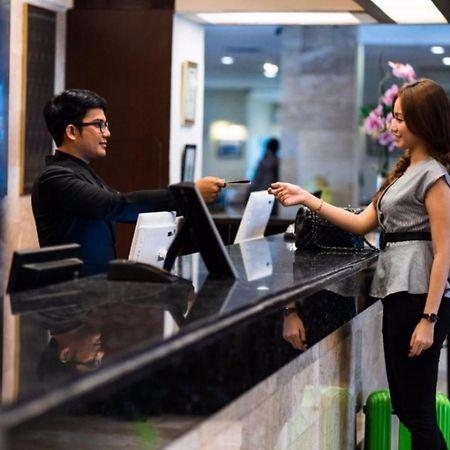 Garuda Plaza Hotel Medan Bagian luar foto