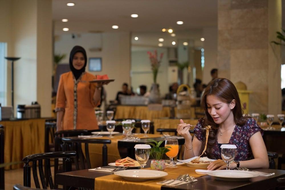 Garuda Plaza Hotel Medan Bagian luar foto