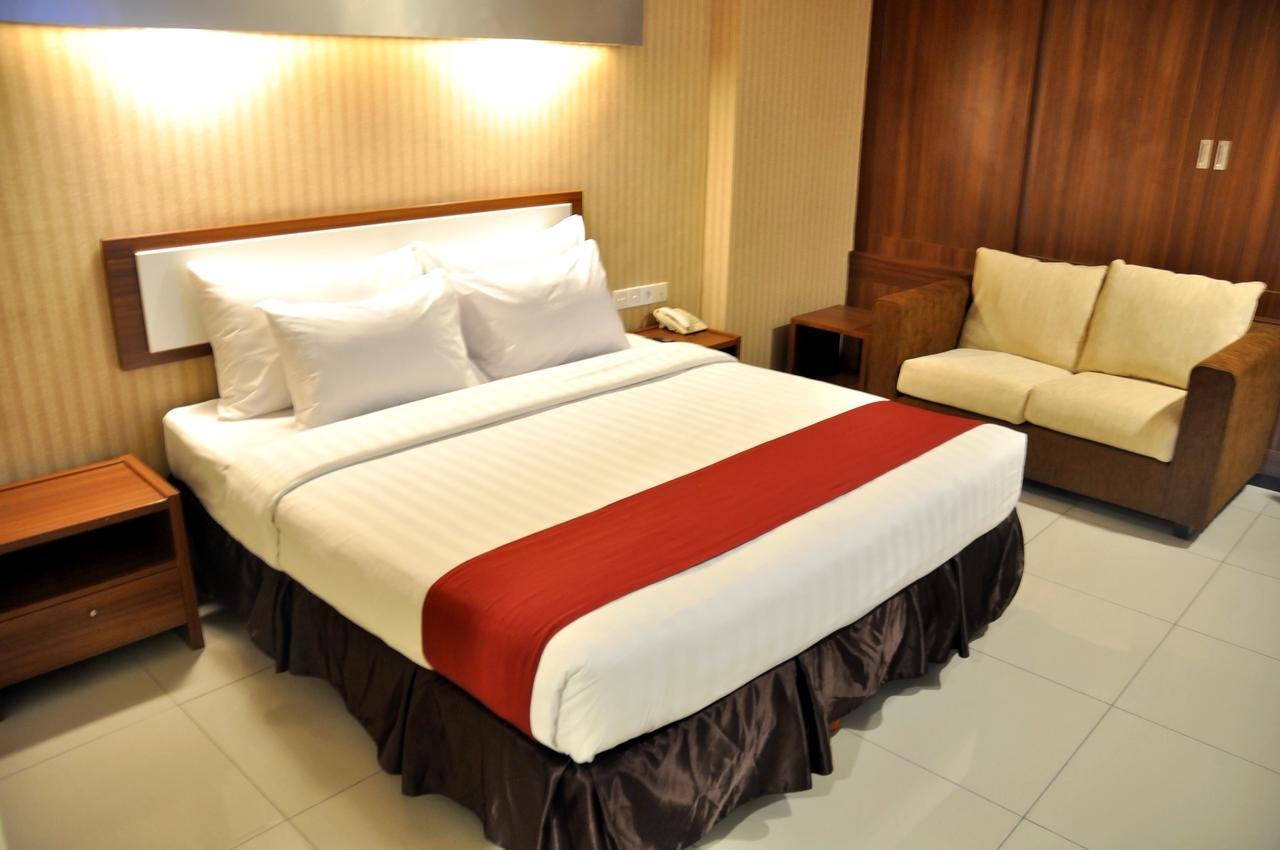 Garuda Plaza Hotel Medan Bagian luar foto