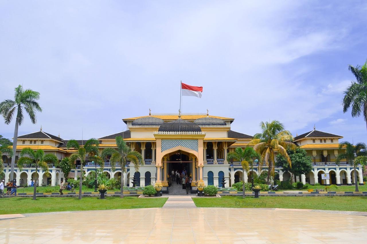 Garuda Plaza Hotel Medan Bagian luar foto