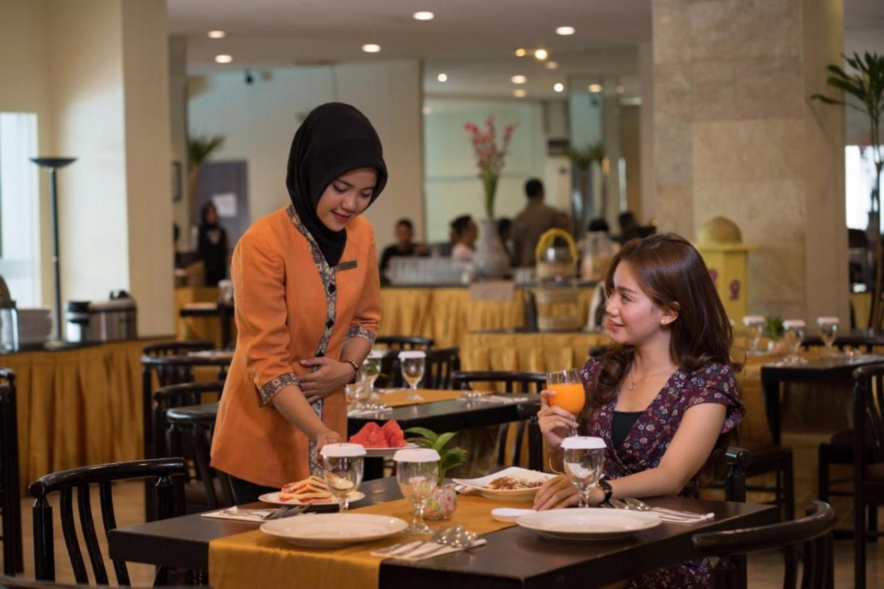 Garuda Plaza Hotel Medan Bagian luar foto